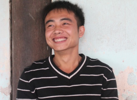 Các bạn cùng lớp cõng Tân ra chơi.