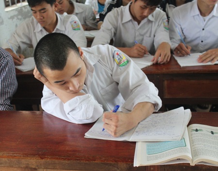 Phan Sỹ Tân trong giờ học trên lớp. 