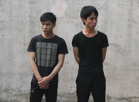 Bỏ 20 triệu đồng thuê người chém đối thủ tàn phế - 2 Nguyễn Văn Huy và Phạm Văn Tân tại nhà tạm giữ Công an huyện Nghi Lộc.