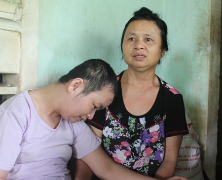 Các bạn cùng lớp cõng Tân ra chơi.