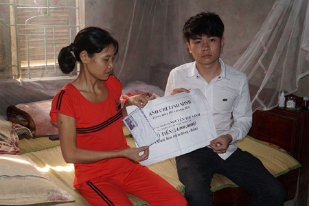Trao 14 triệu đồng đến với người đàn bà góa chồng mắc trọng bệnh - 1 Bạn đọc báo Dân trí đã chia sẻ với nỗi đau của chị Vịnh.