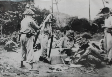 300 hiện vật tái hiện “một thiên sử vàng” Điện Biên Phủ - 11 Các chiến sỹ đại đoàn 312 khẩn tưởng chuẩn bị cho trận tấn công cụm cứ điểm Him Lam ngày 13/3/1954.