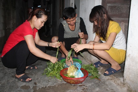 Công nhân khu công nghiệp “sống mòn” với lương - 2 Công nhân KCB Bắc Vinh chuẩn bị bữa cơm chiều với món ăn chủ lực vẫn là rau và đậu phụ.