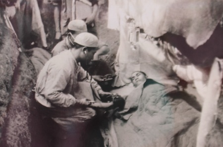 300 hiện vật tái hiện “một thiên sử vàng” Điện Biên Phủ - 16 Chiến sỹ quân y bám sát mặt trận kịp thời cứu thương.