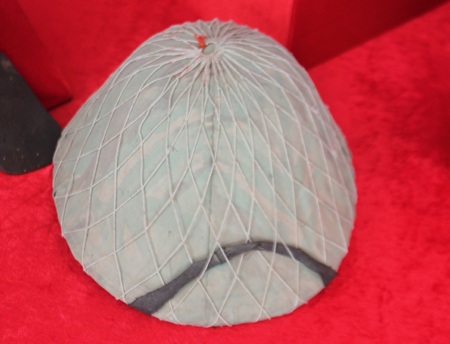 300 hiện vật tái hiện “một thiên sử vàng” Điện Biên Phủ - 4 Ông Phan Viết Cường đang xem các bức ảnh và hiện vật về chiến dịch Điện Biên Phủ.