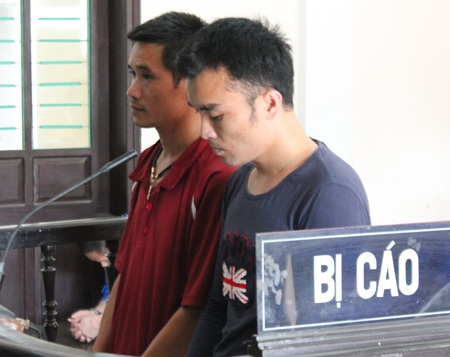 “Giang hồ làng” lĩnh án - 1 Nguyễn Văn Thái (áo đen) và Phạm Văn Chính trước vành móng ngựa.