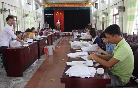 Nghệ An: Hơn 52 nghìn hồ sơ đăng kí dự thi ĐH, CĐ - 1 Cán bộ Sở GD-ĐT Nghệ An kiểm tra các hồ sơ đăng kí dự thi vào các trường ĐH-CĐ năm 2014.
