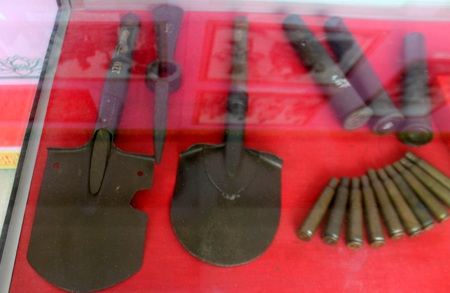 300 hiện vật tái hiện “một thiên sử vàng” Điện Biên Phủ - 6 Những chiếc xẻng được sử dụng để đào hào giao thông siết chặt vòng vây tại Điện Biên Phủ