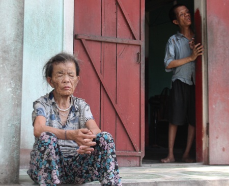 Thương cảnh mẹ mù lòa, con tàn tật chỉ mong không bị đứt bữa - 4 40 tuổi, việc duy nhất anh Lý có thể làm là bám vào tường để di chuyển từ giường ra cửa.