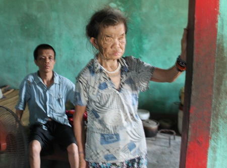 Thương cảnh mẹ mù lòa, con tàn tật chỉ mong không bị đứt bữa - 2 Ngôi nhà với những bức tường đen kịt mồ hôi của hai con người lần mò bám víu để đi lại.