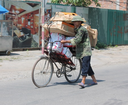 Đội nắng mưu sinh trong "chảo lửa" 40 độ C - 4 Một cửu vạn đi giữa nắng như thiêu đốt trên đường phố Vinh.