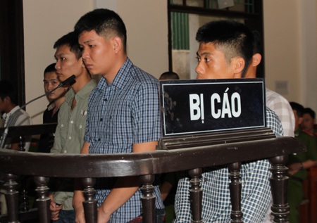 1 quả quất, 1 mạng người - 1 Đào Mạnh Hà (giữa) cùng đồng phạm trước vành móng ngựa.