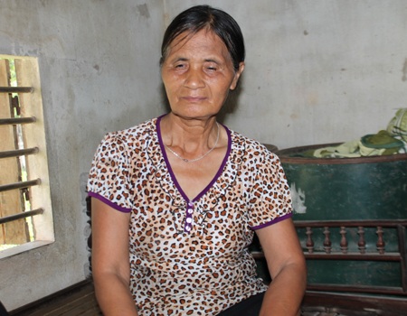 Cơ cực người phụ nữ hơn 30 năm chăm 3 người điên - 4 ... hay nơm nớp canh chừng cô con gái tâm thần bỏ nhà ra vườn ngồi tránh nắng.