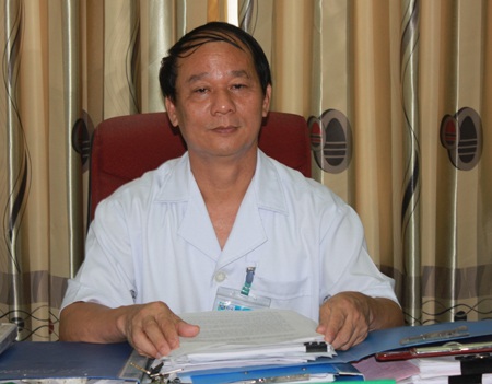 Đình chỉ y tá bị nghi “nhân bản” kết quả xét nghiệm - 1 Ông Phan Văn Tư, Giám đốc Bệnh viện Sản nhi Nghệ An trao đổi với phóng viên.