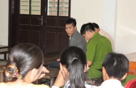 Chồng giết vợ trong ngày cưới con gái - 2 Thỉnh thoảng, Nguyễn Văn Thành quay lại nhìn các con với ánh mắt cầu xin sự tha thứ.