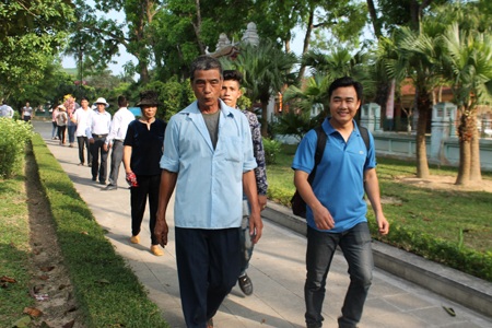 Từ Làng Sen hướng về Biển Đông - 4 Hàng triệu bước chân, hàng triệu tấm lòng về với Làng Sen quê Bác trong những ngày tháng Năm.