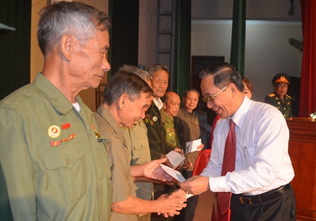 7/5/1954 - Ngày vui như vỡ òa! - 3 Lãnh đạo tỉnh Nghệ An tặng quà cho các đại biểu cựu chiến binh kháng chiến chống Pháp.