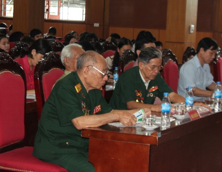 Hậu phương Thanh - Nghệ - Tĩnh với chiến dịch Điện Biên Phủ - 2 Các cựu chiến sỹ Điện Biên Phủ góp mặt tại Hội thảo bằng những câu chuyện chiến đấu của mình.