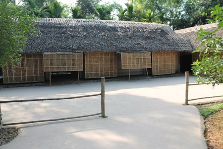 Từ Làng Sen hướng về Biển Đông - 2 Ngôi nhà đơn sơ - nơi Chủ tịch Hồ Chí Minh đã trải qua năm tháng tuổi thơ.