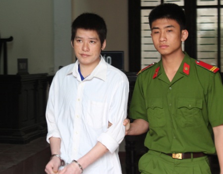 Mang lựu đạn, súng kíp vào rừng dựng lán bán ma túy - 1 Lô Văn Định được dẫn giải ra khỏi phiên tòa.