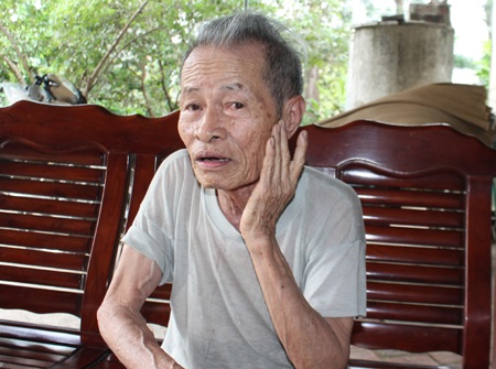 Nặng nghĩa tình trên đường tới Điện Biên - 2 Sức ép của quả bom khiến ông Song hất văng xuống sông Đà và bị thương nặng.