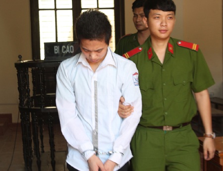 Lòng vị tha của cô gái từng bị sát hại, làm nhục - 2 Nguyễn Văn Tùng được dẫn giải ra khỏi phòng xử án khi phiên xét xử kết thúc.