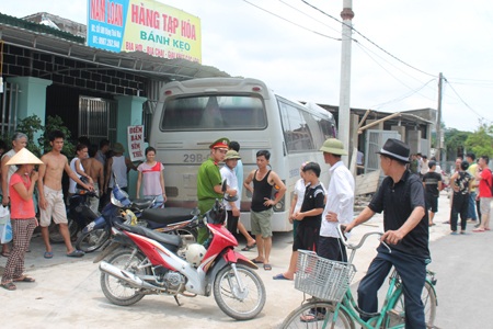 Xe khách lao vào nhà dân, hàng chục người hoảng loạn - 3 Lực lượng chức năng có mặt để giải quyết vụ việc.