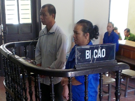 Vợ chồng Vi Thị Hoa, La Văn Phanh trước vành móng ngựa.