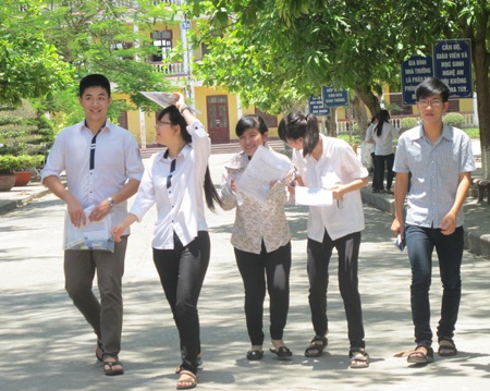 Nghệ An có thủ khoa tốt nghiệp THPT đạt 39,5 điểm - 1 Các thí sinh phấn khởi rời phòng thi sau môn thi cuối cùng.
