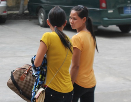 Khuôn mặt lo lắng của Lô Thị Thu và Hà Thị Thủy trong khi chờ HĐXX nghị án.