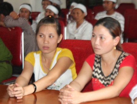 Khuôn mặt lo lắng của Lô Thị Thu và Hà Thị Thủy trong khi chờ HĐXX nghị án.