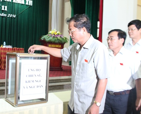Nghệ An: Đại biểu HĐND quyên tiền ủng hộ cảnh sát biển, kiểm ngư - 1 Nghệ An: Đại biểu HĐND quyên tiền ủng hộ cảnh sát biển, kiểm ngư