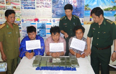 Nghe lính biên phòng kể chuyện bắt ma túy "khủng" - 3 BĐBP Nghệ An bàn giao các đối tượng cho Công an nước bạn xử lý.