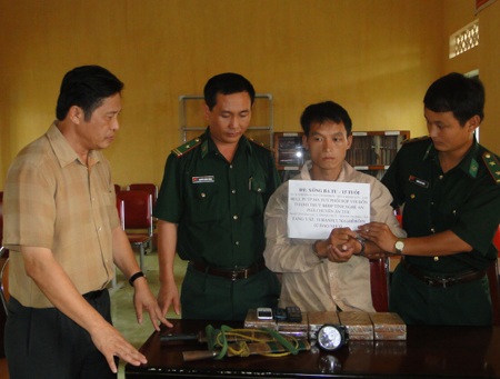 Nước mắt ông trùm ma túy đội lốt gã buôn bò - 3 Khuôn mặt sầu thảm của trùm ma túy Xồng Bá Tu khi bị BĐBP Nghệ An bắt giữ cùng 10 bánh heroin.
