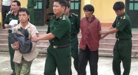 Nước mắt ông trùm ma túy đội lốt gã buôn bò - 4 Khuôn mặt sầu thảm của trùm ma túy Xồng Bá Tu khi bị BĐBP Nghệ An bắt giữ cùng 10 bánh heroin.