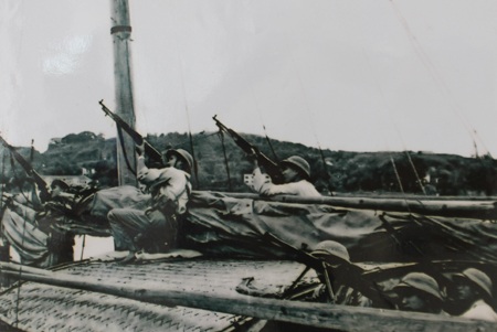 Triển lãm "Biển, đảo và người chiến sỹ Hải quân - Âm vang chiến thắng trận đầu" - 11 Công an vũ trang tại Hòn Gai (Quảng Ninh) bắn máy bay Mỹ.