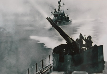 Triển lãm "Biển, đảo và người chiến sỹ Hải quân - Âm vang chiến thắng trận đầu" - 10 Tàu chiến đấu của Hải quân đánh trả máy bay Mỹ tại Lạch Trường (Thanh Hóa) ngày 5/8/1964.