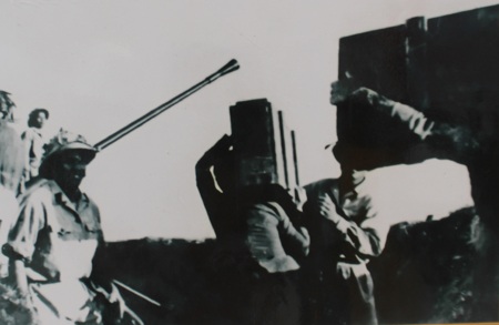 Triển lãm "Biển, đảo và người chiến sỹ Hải quân - Âm vang chiến thắng trận đầu" - 9 Nhân dân Tp Vinh chuyển đạn cho bộ đội chiến đấu.