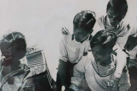 Triển lãm "Biển, đảo và người chiến sỹ Hải quân - Âm vang chiến thắng trận đầu" - 20 Cán bộ, chiến s Hải quân cũng vui chiến thắng sau trận chiến đấu ngày 5/8/1964.