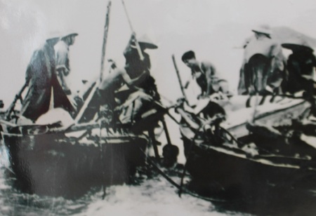 Triển lãm "Biển, đảo và người chiến sỹ Hải quân - Âm vang chiến thắng trận đầu" - 6 Dân quân Lạch Trường (Thanh Hóa) vơt xác máy bay Mỹ bị bắn rơi