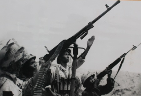 Triển lãm "Biển, đảo và người chiến sỹ Hải quân - Âm vang chiến thắng trận đầu" - 5 Tự vệ Quảng Ninh phối hợp với bộ đội chiến đấu đánh máy bay Mỹ ngày 5/8/1964.