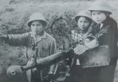 Triển lãm "Biển, đảo và người chiến sỹ Hải quân - Âm vang chiến thắng trận đầu" - 16 Dân quân Tp Vinh kiên cường chiến đấu bắn máy bay Mỹ.