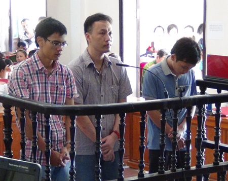 4 cán bộ Ngân hàng Eximbank lĩnh án tù - 1 Các bị cáo Đặng Nam Hải, Nguyễn Tiến Dũng và Nguyễn Văn Phúc tại phiên tòa.