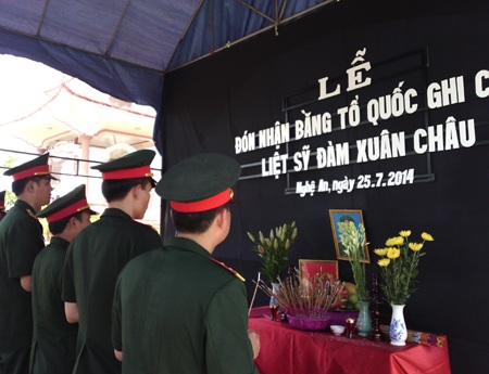 Đồng đội thắp hương tưởng nhớ liệt sĩ Đàm Xuân Châu.