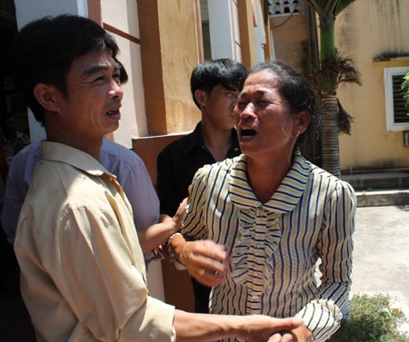 Người nhà bị hại phản đối mức án mà tòa dành cho bị cáo.