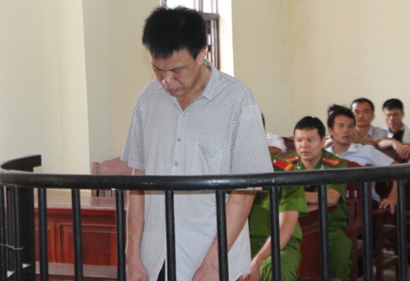 Giết “bồ”, bắn trúng cháu bé hàng xóm - 1 Bị cáo Lê Sỹ Hạo cúi gằm mặt, lý nhí trả lời xét hỏi của HĐXX.