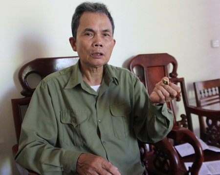 Ông Lương Đình Hiếu và chiếc Huy hiệu Quyết thắng được tăng sau trận đánh ngày 5/8/1964.