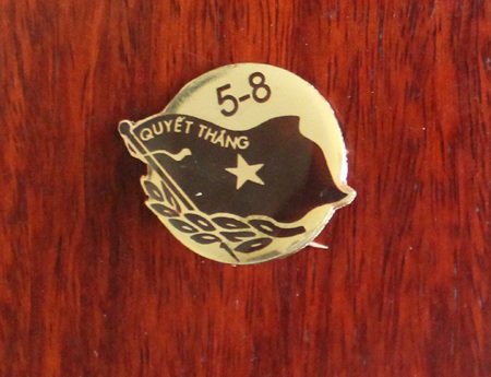 Ông Lương Đình Hiếu và chiếc Huy hiệu Quyết thắng được tăng sau trận đánh ngày 5/8/1964.