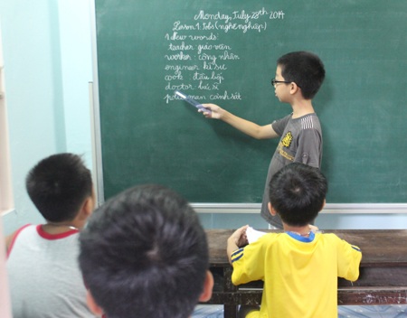 Lớp dạy tiếng Anh miễn phí của “giáo sư” 12 tuổi - 3 Một buổi dạy của giáo sư Giỏi.