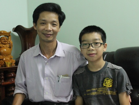 Lớp dạy tiếng Anh miễn phí của “giáo sư” 12 tuổi - 2 Anh Trần Hữu Tài: Bố là thầy, con cũng được gọi là thầy thấy vui lắm.